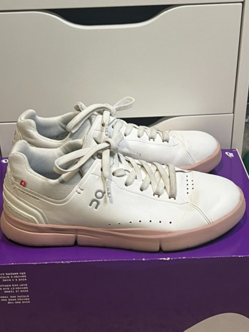 On Running Women's Roger Advantage Rose White Sneakers Shoes Size 8 Worn No Box